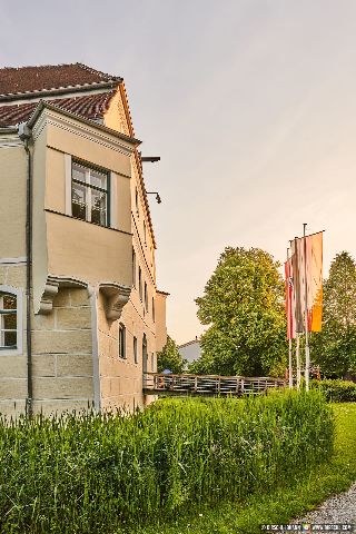 Gemeinde Neumarkt_St._Veit Landkreis Mühldorf Rathaus Schloss Adlstein (Dirschl Johann) Deutschland MÜ